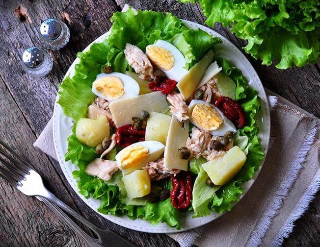 Salada Tuna ya konservekirî di Xwarinek Xwarinê ya Kêm Carb de