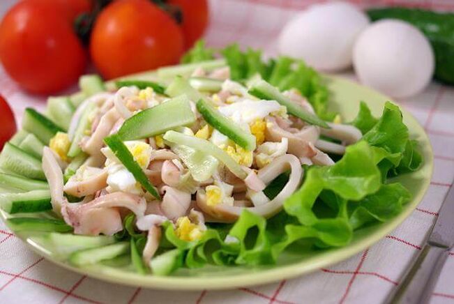 Salata Calamari bi Hêk û Xiyar li ser Xwarinek Kêm Karb